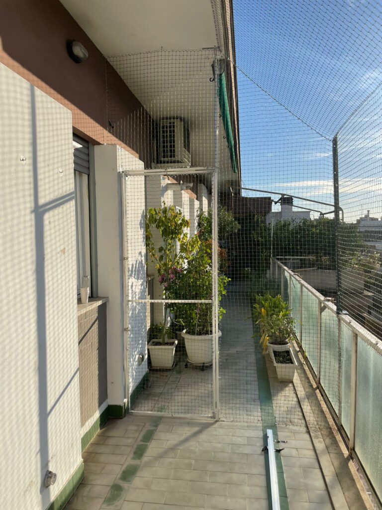 Tranquillità per i Proprietari: Reti di Protezione Balcone Sicuro per Gatti