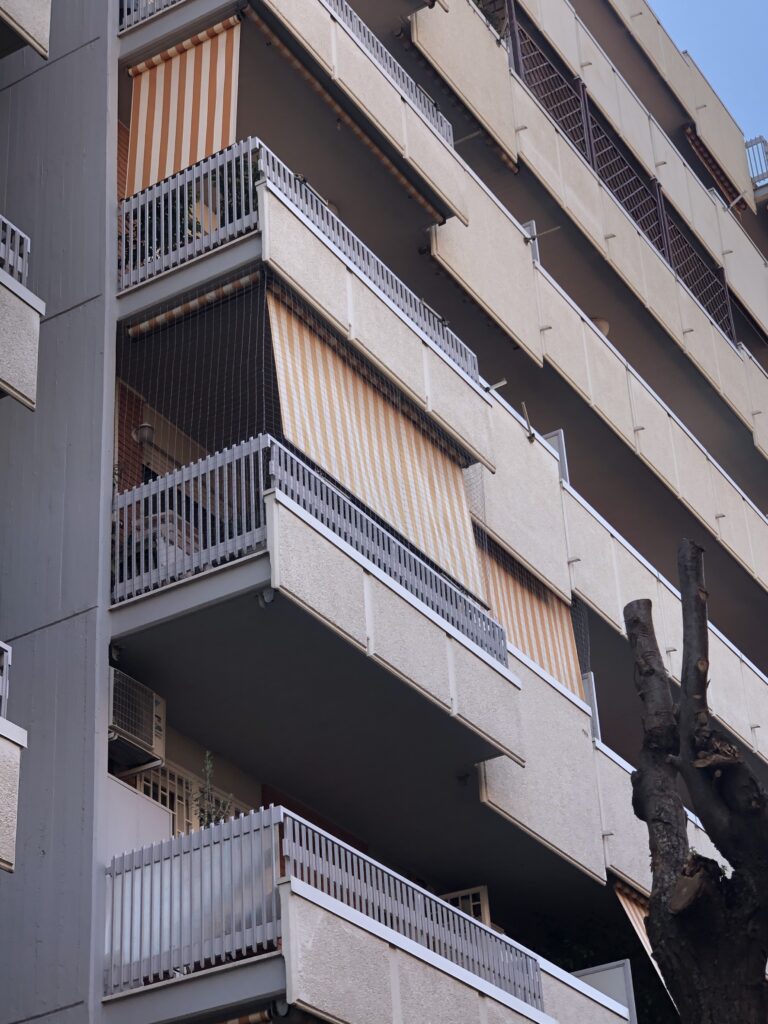 Balcone Sicuro: Soluzioni Anticaduta per Gatti e Animali Domestici Affidabili