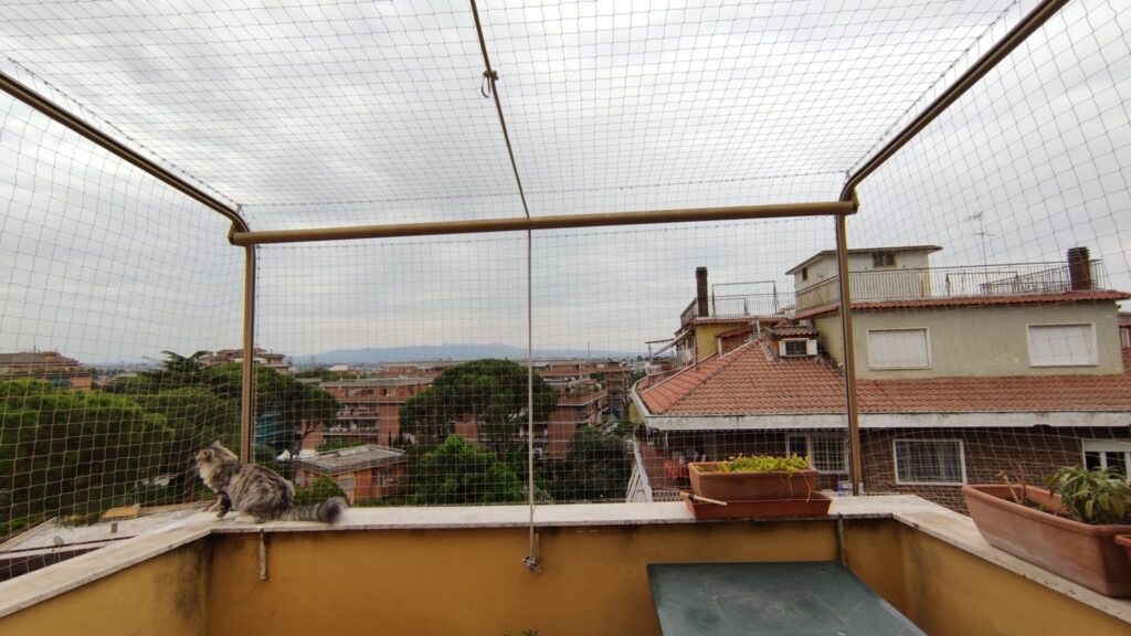 Proteggi i Tuoi Pet con le Reti Anticaduta di Balcone Sicuro per Animali Domestici