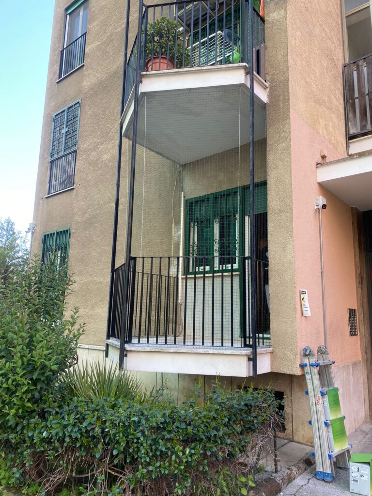 Libertà e Sicurezza: Reti Anticaduta Balcone Sicuro per Animali Domestici