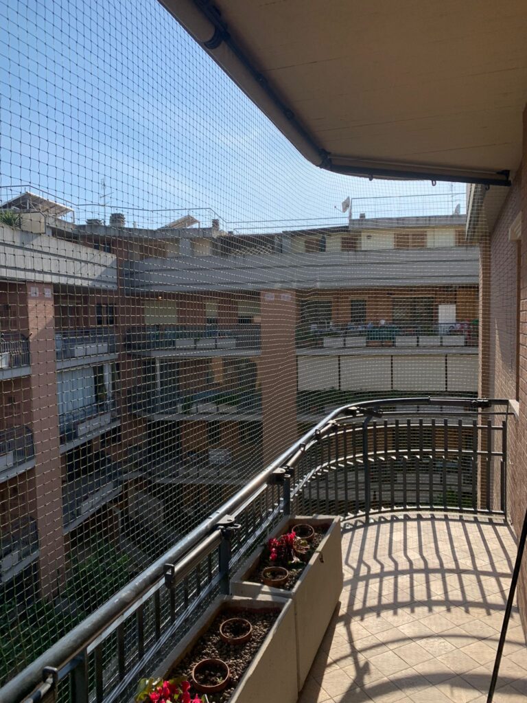 Sicurezza Domestica: Reti Anticaduta Balcone Sicuro per il Tuo Gatto
