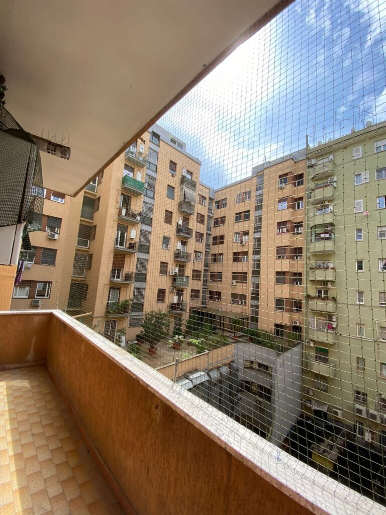 Sicurezza Senza Compromessi: Reti Anticaduta Balcone Sicuro per Animali Domestici